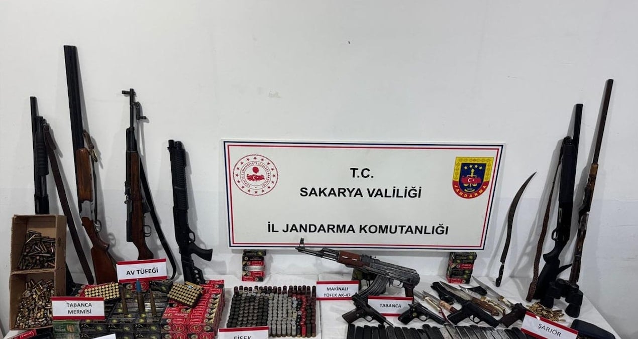 sakaryada cephanelik gibi ev uzun namlulu silahlar binlerce mermi ve altin ele gecti fcDhCaca