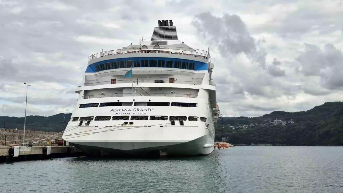 astoria grande gemisi amasra limaninda bakimda rSb7cT35.jpg