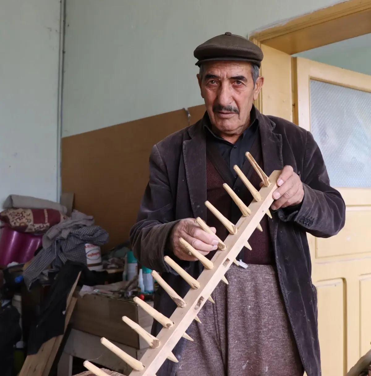 husamettin aras atik tahtalardan urunler imal ederek gecimini sagliyor cxAedKRM.jpg