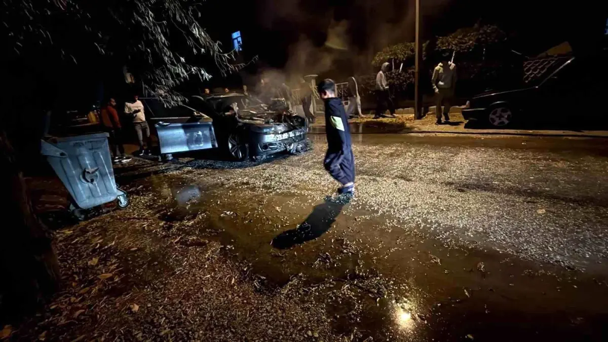 konyada seyir halindeki otomobilde yangin LONROmzD.jpg