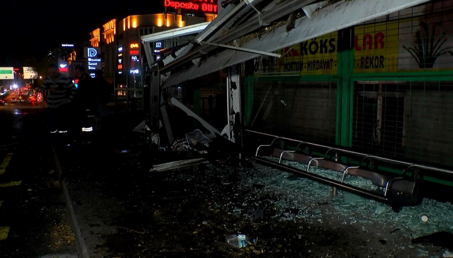 otomobil duraga daldi agac faciayi engelledi 1 yarali kqpPiMwT.jpg