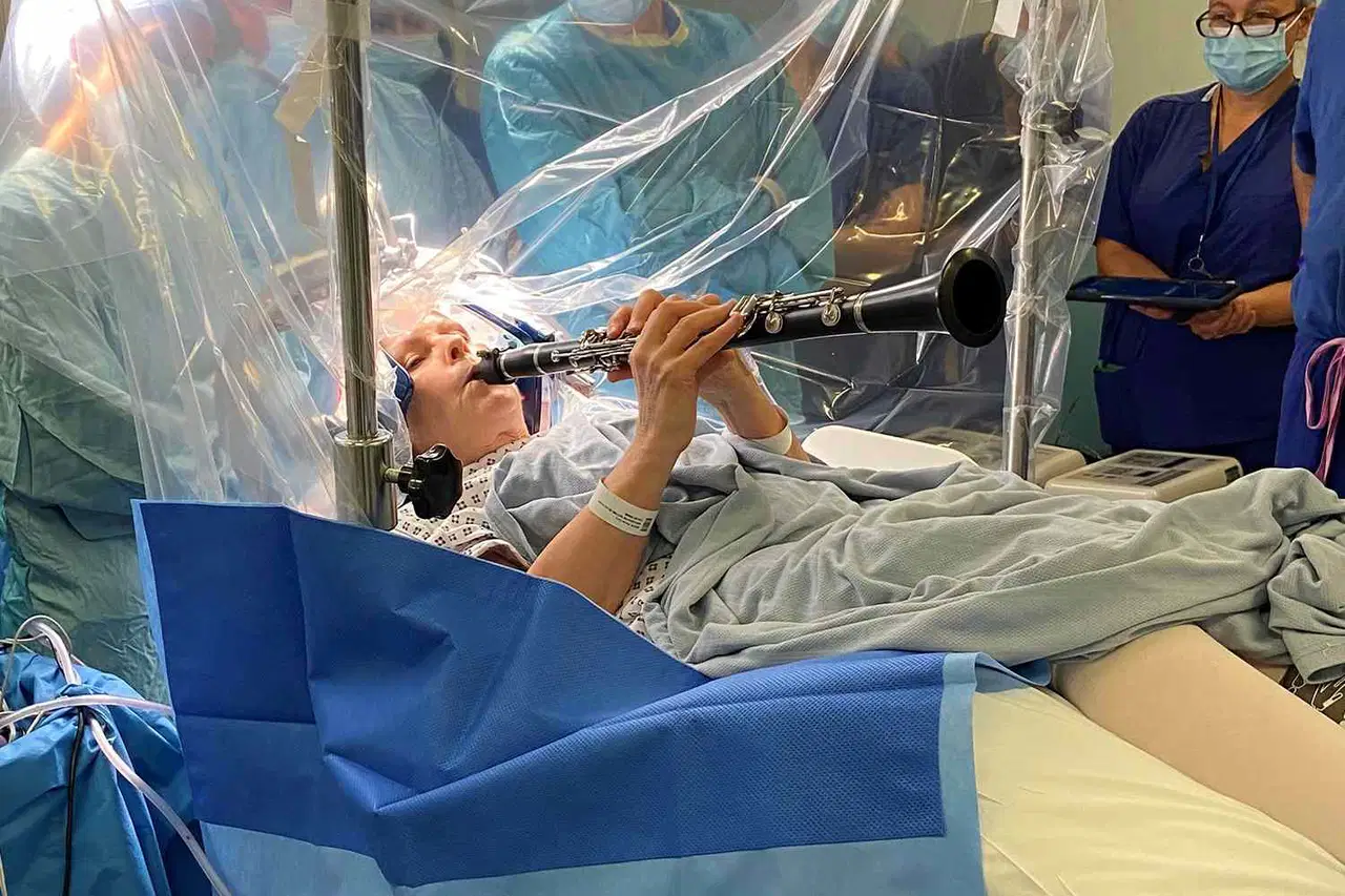 parkinson hastasi ameliyat masasinda klarnet caldi gQjvNxAd.jpg