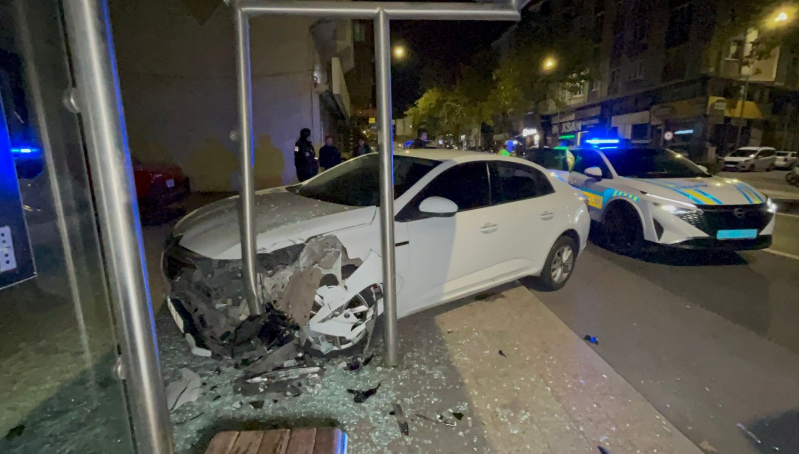 polisten kacan alkollu surucu duraga daldi TYRu71K1.jpg