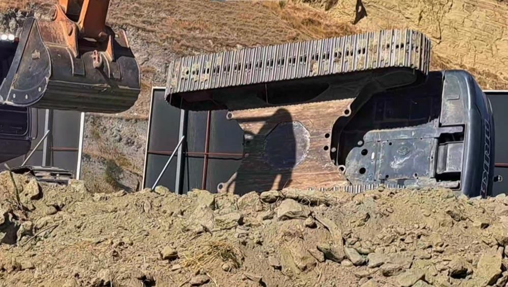 sokede is makinesi devrildi bir yarali PupG13qm.jpg