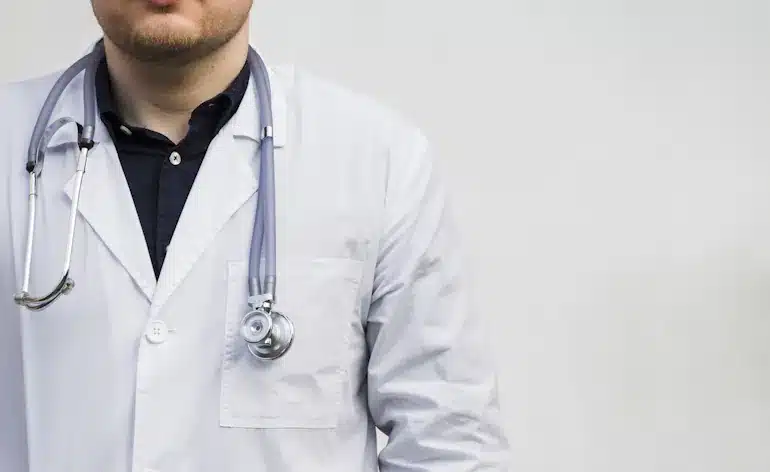 Devlet Hastanesinde Sahte Diplomalı Doktor Şoku: Kaydı Silindi Ama 15 Ay Hasta Baktı! • Sağlık Haberi